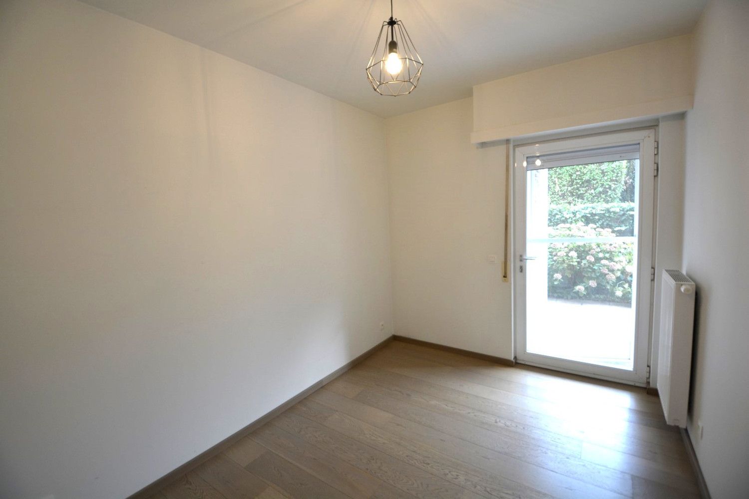 GERENOVEERD GELIJKVLOERS APP. MET 2 SLK EN TERRAS! foto 7