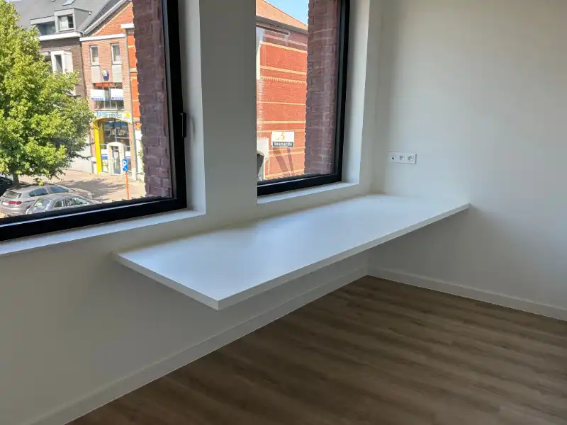 Moderne lichtrijke studentenkamer in een nieuwbouwproject op een top locatie in centrum Kortrijk met zicht op plein. foto 5