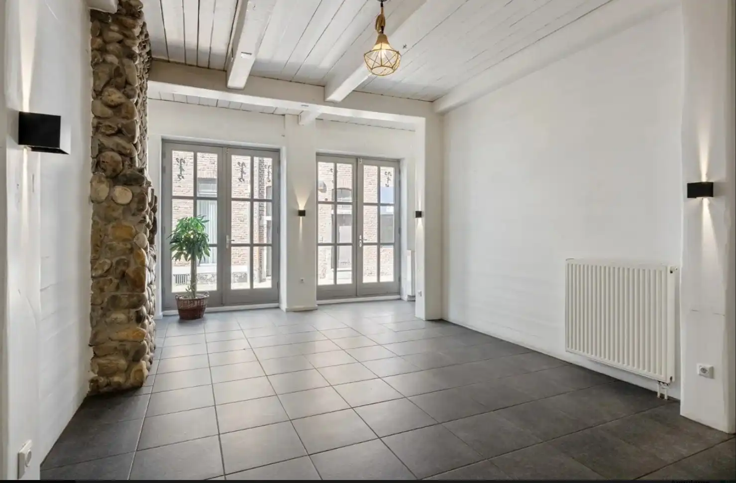 Unieke investeringsopportuniteit in het hart van Maaseik Handelspand + 2 verhuurde appartementen | Centrale ligging | Interessant verhuurpotentieel foto 2