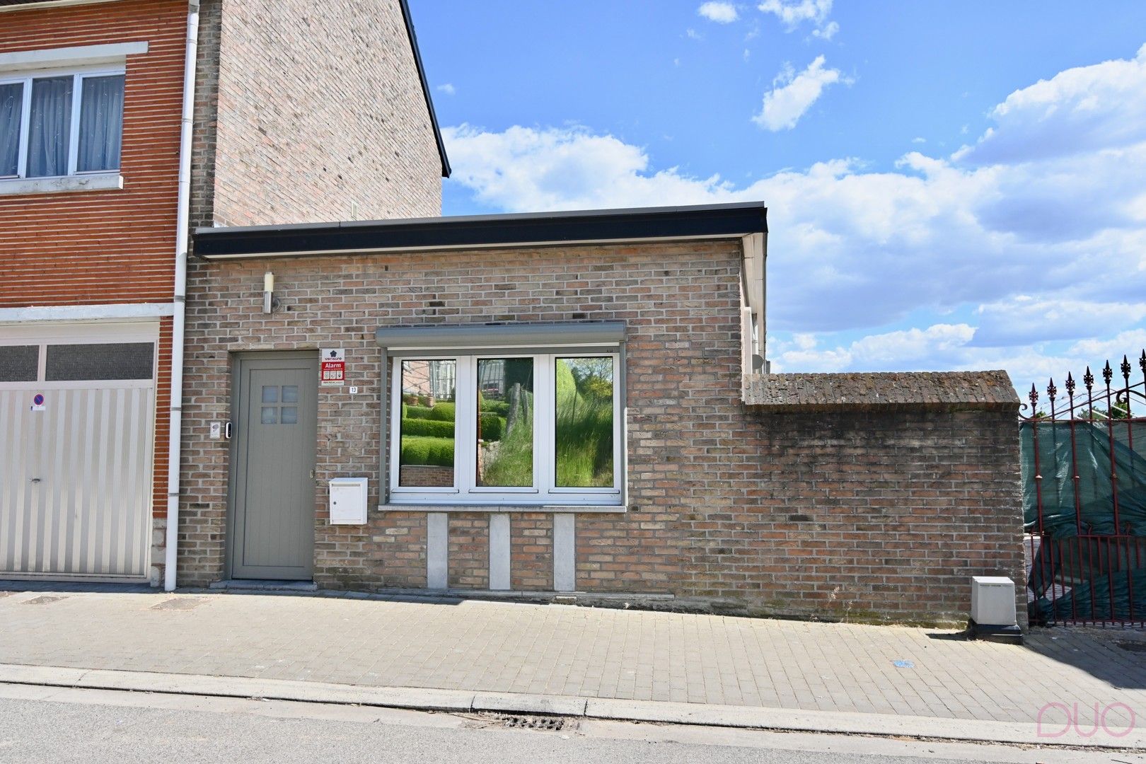 Ruime woning met 3 slaapkamers met uitbreidingsmogelijkheden. Achterliggend 3 garages en loods in Sint-Truiden foto 3