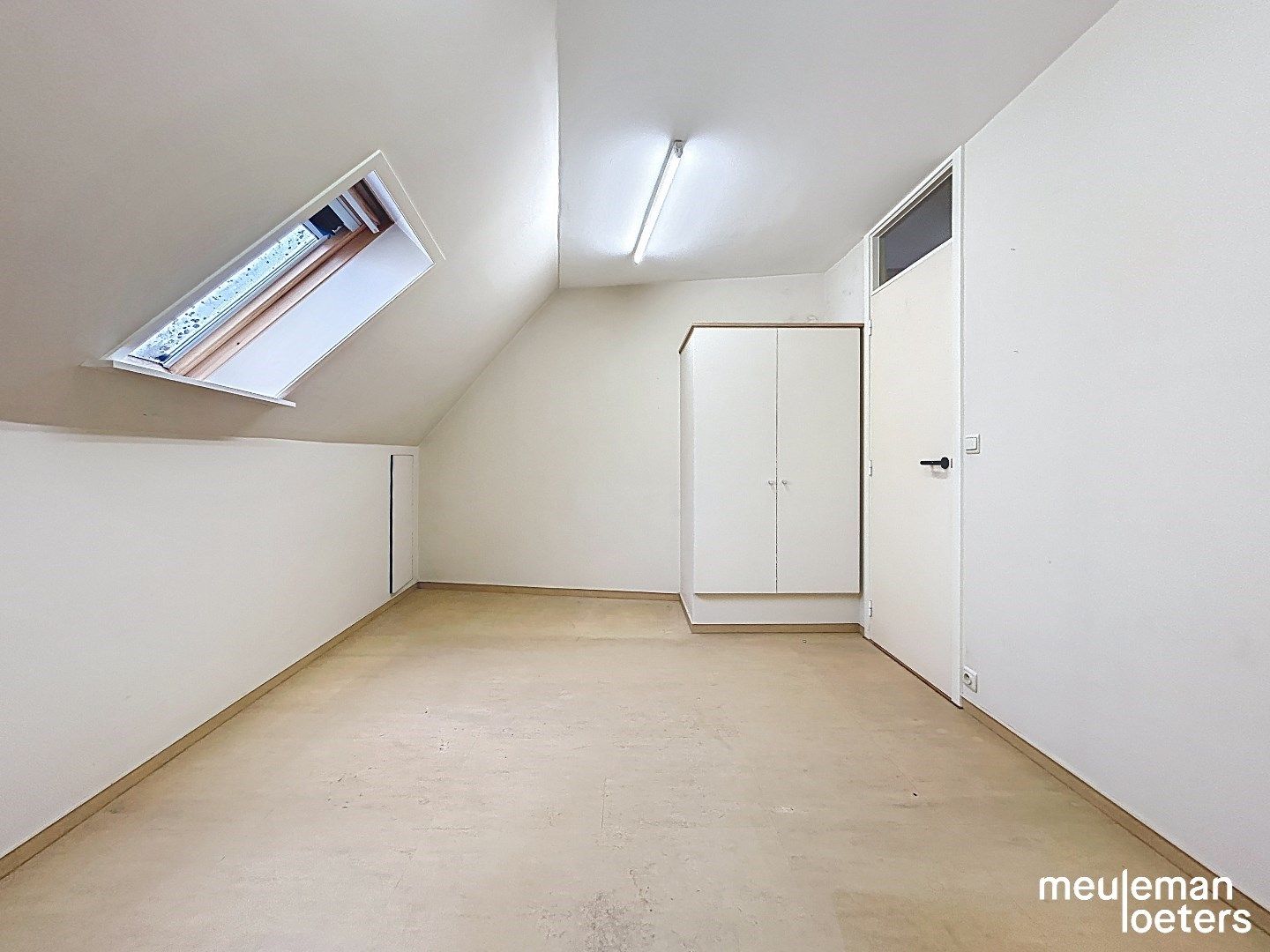 Ruime rijwoning nabij het commercieel centrum van Roeselare foto 22