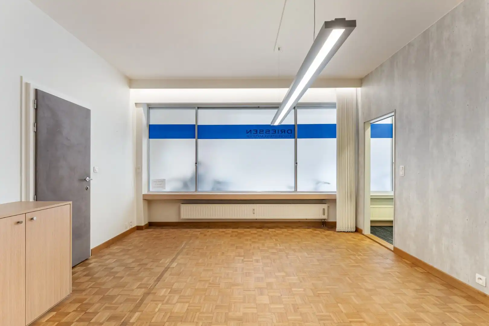 Handelspand/Kkantoor/ vrijberoep TE HUUR op toplocatie, 226m², ruime parkeergelegenheid foto 10