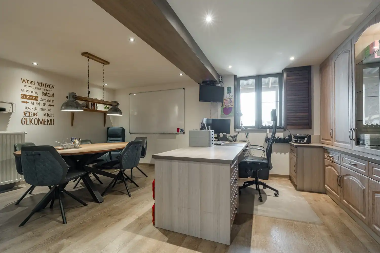 Bekende frituur met super mooi duplex appartement en zwembad te Achel foto 16