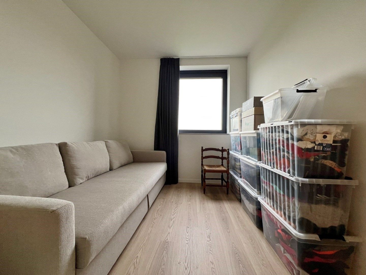 Nieuwbouwwoning met 3 slaapkamers, carport en afgesloten tuin met terras.  foto 13