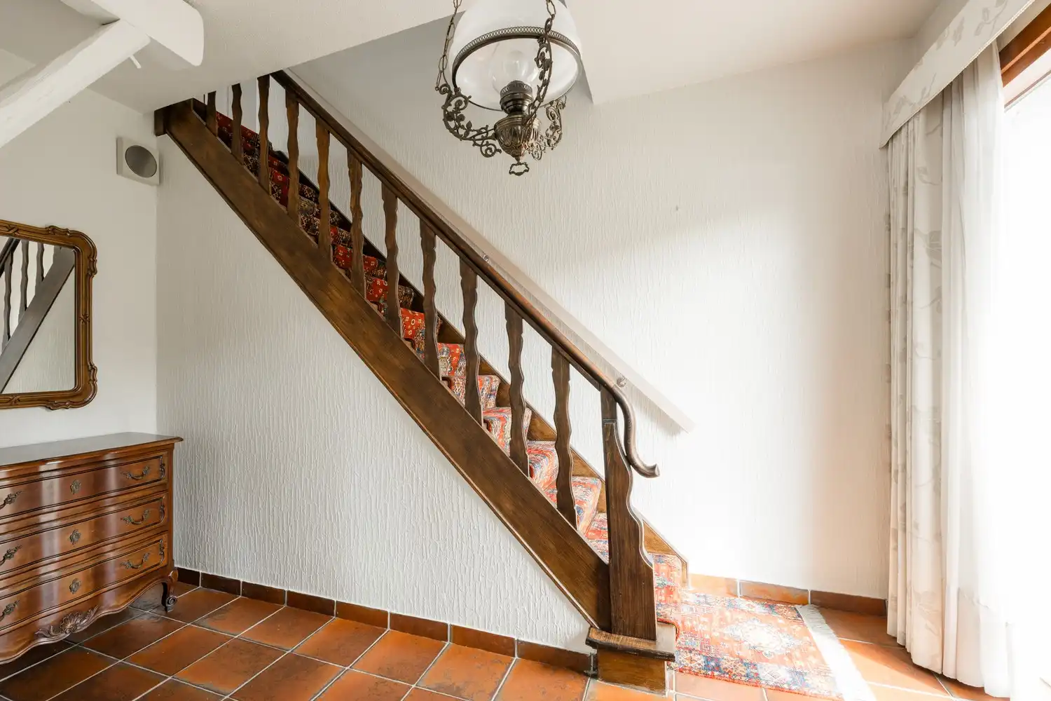 Charmante op te frissen woning van 187 m² op een toplocatie in Pelt! foto 2