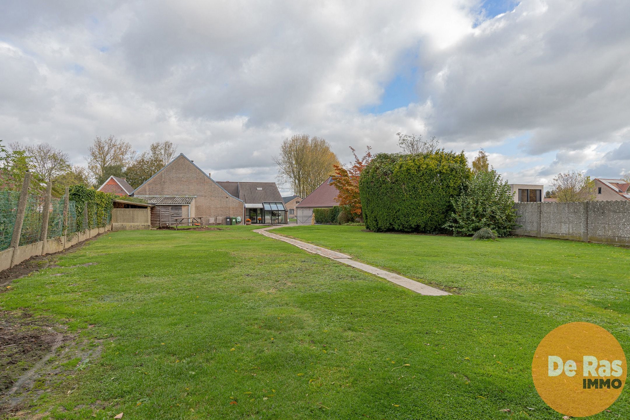 HERZELE - Degelijke 3-gevelwoning met tuin foto 22