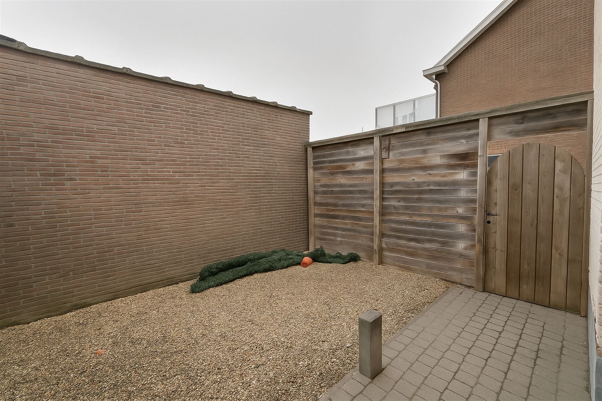 WINKEL MET PARKING VOOR 3 AUTO'S OP EEN COMMERCIELE LIGGING foto 5