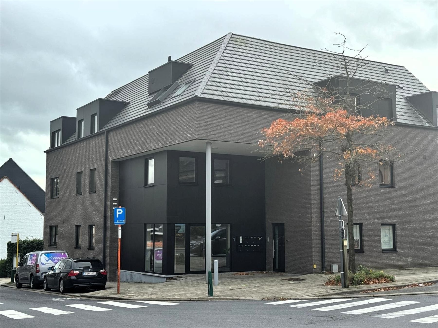 instapklaar en lichtrijk appartement met twee slaapkamers en grote zolder in Zwevegem foto {{pictureIndex}}