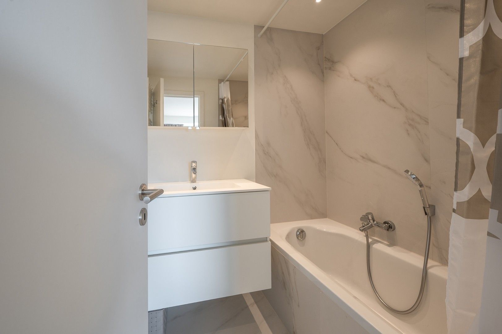 Hoekappartement met zuidwest oriëntatie en open zicht over het Driehoeksplein. foto 16