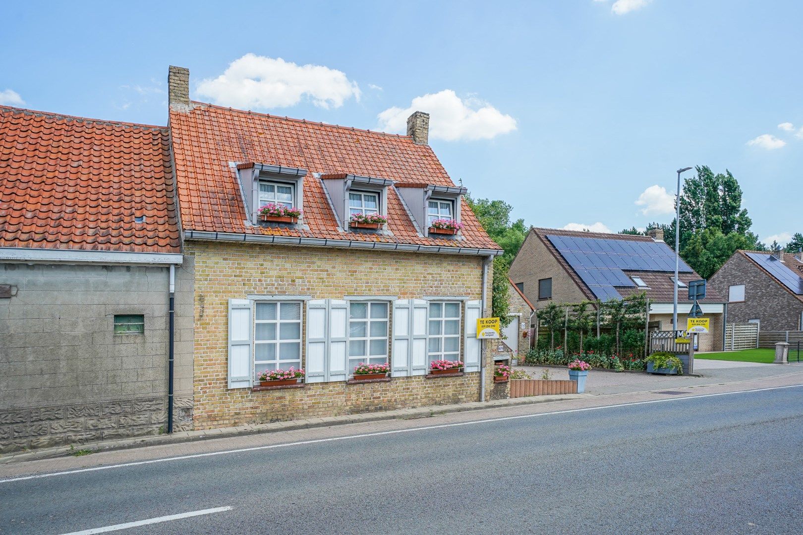 Ruime woning met drie slaapkamers - met loods/garage  foto 2