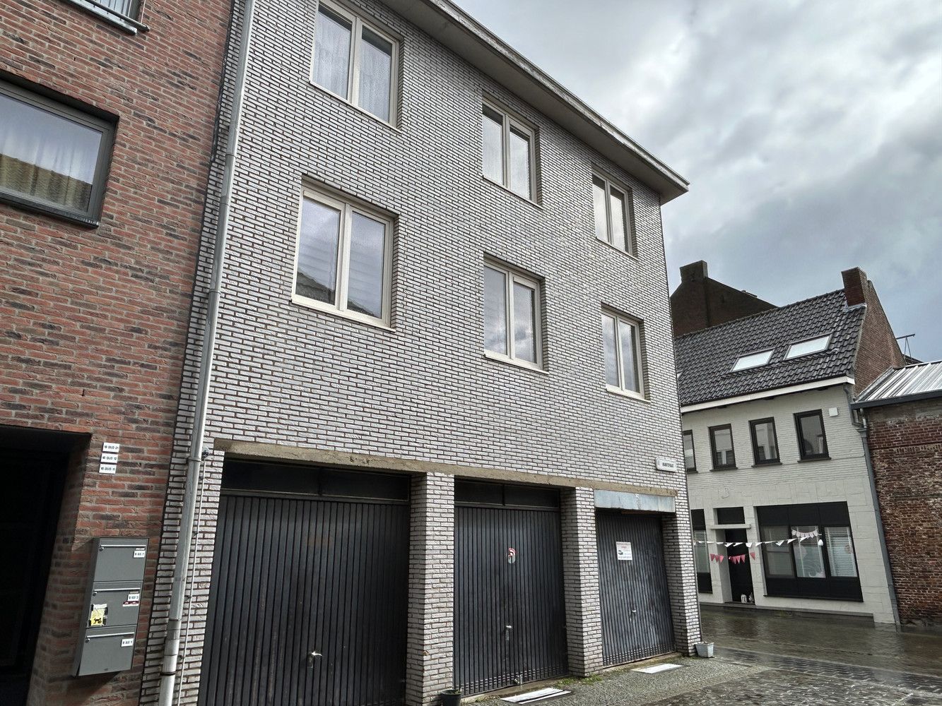 Building met handelsgelijkvloers, 4 appartementen, 3 garages en kelder foto 7