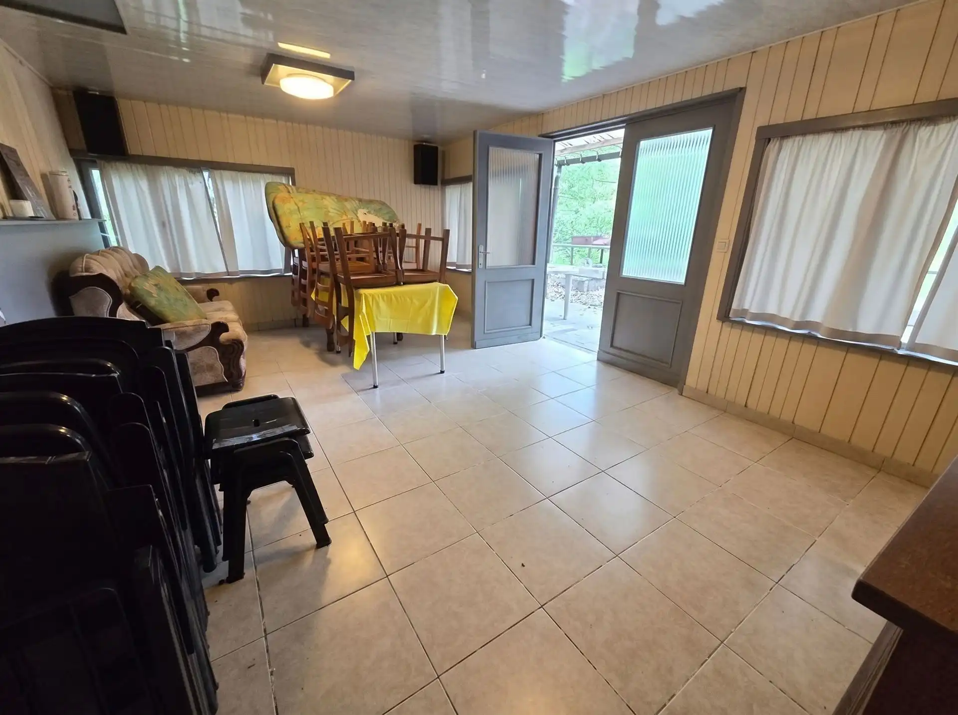 Prachtig gelegen chalet omkaderd in het groen met 2 grote vijvers gelegen op een perceel van 75a40ca. Zuid gericht. foto 3