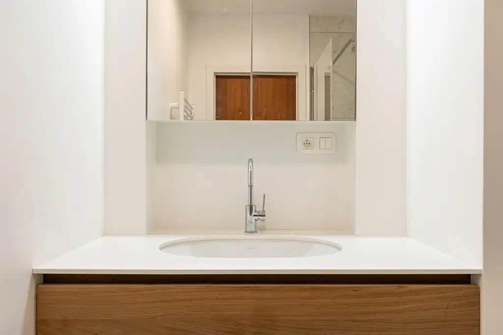 Instapklaar tweeslaapkamerappartement met garage foto 12