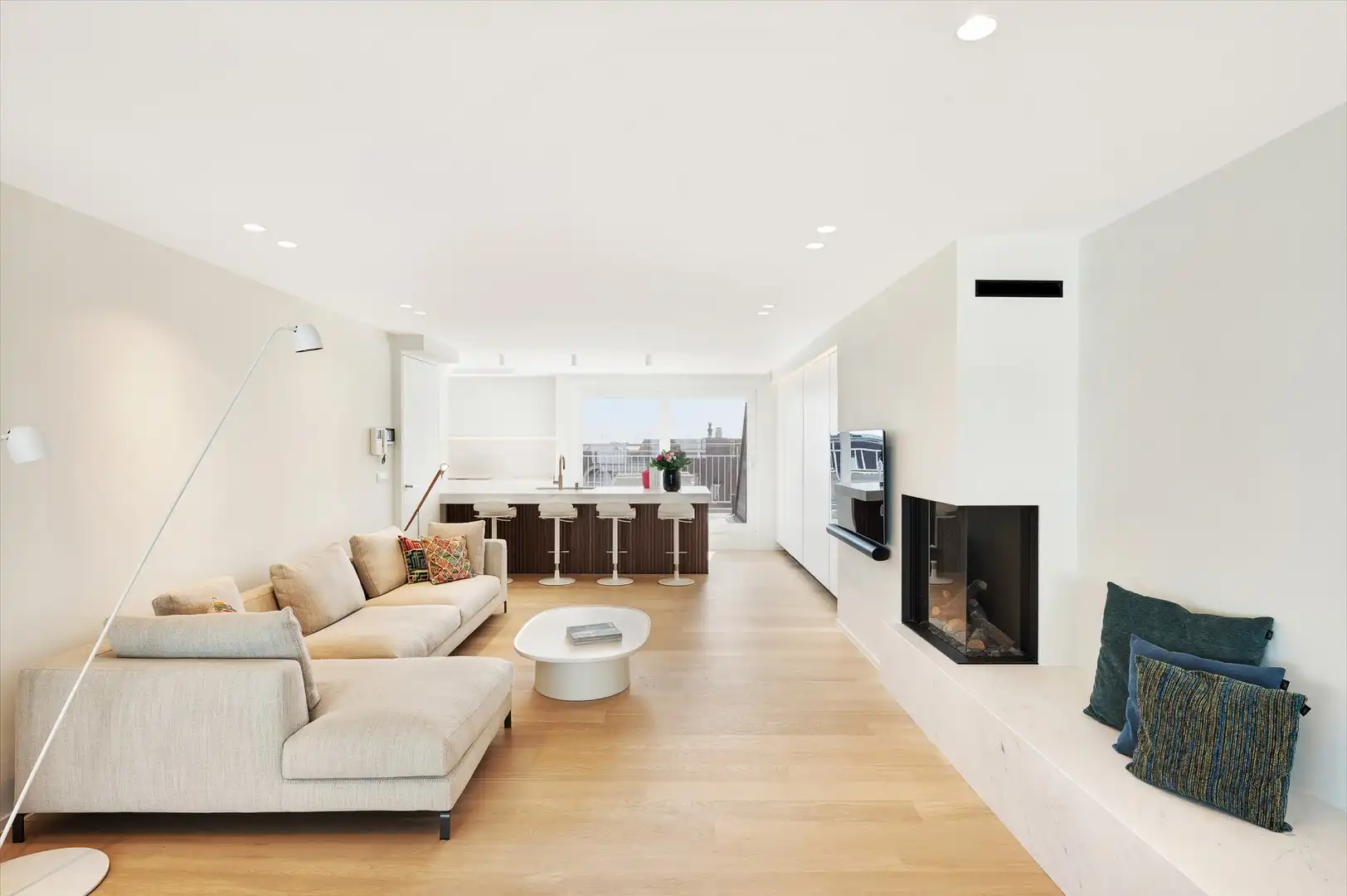Sublieme zonnige penthouse met ruime terrassen en zijdelings zeezicht. foto {{pictureIndex}}