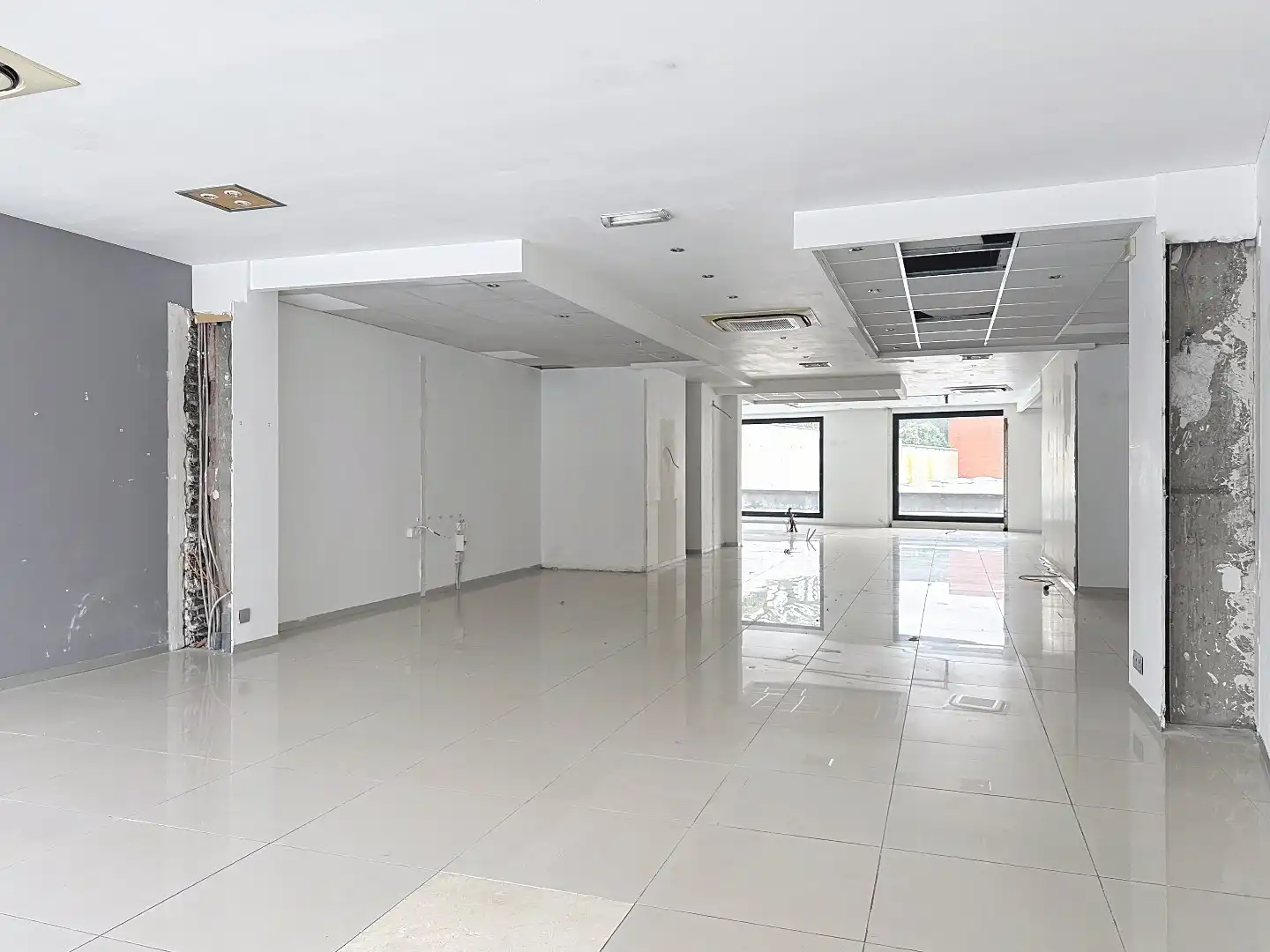 TOPLOCATIE! Commercieel Gelijkvloers (180m²) + Terras & Parking te Huur in Wolvertem (Meise) foto 4