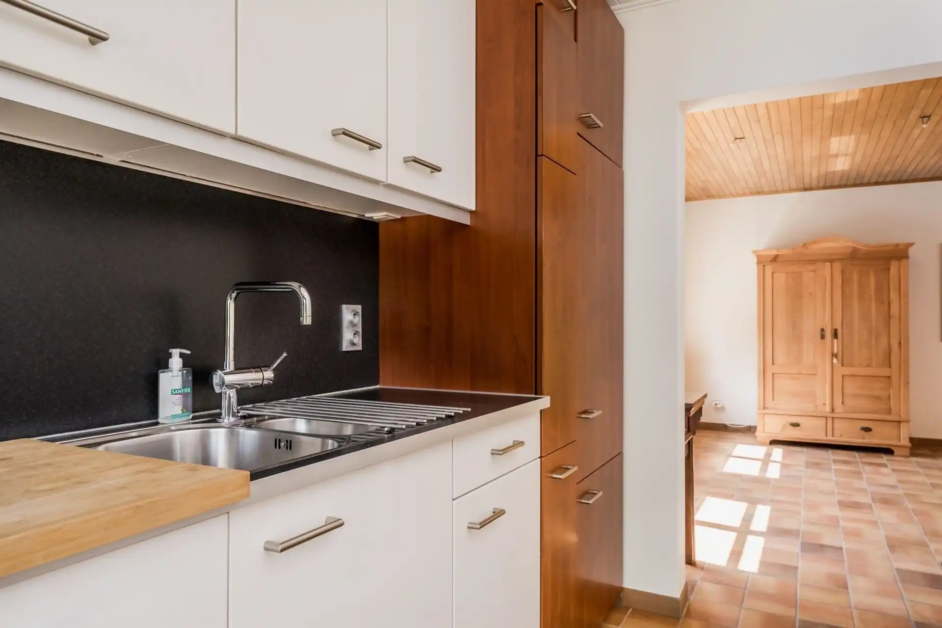 Ruime halfopen bebouwing  met 5 slaapkamers, tuin en garage. foto 8