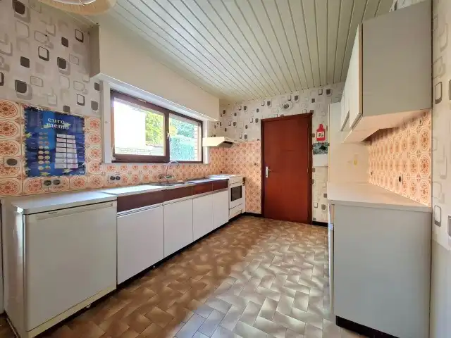 Ruime rijwoning met garage en tuin foto 5