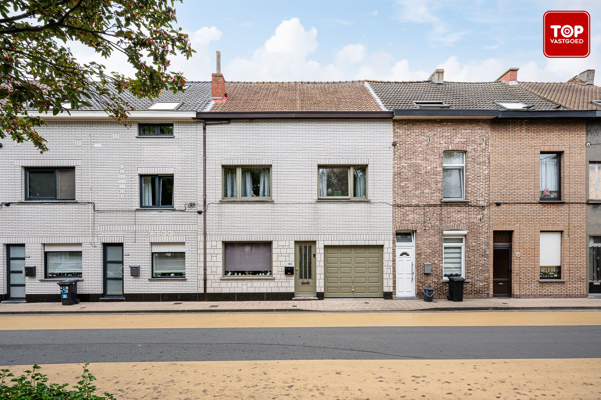 Woning met 3 slaapkamers, tuin en garage.  foto {{pictureIndex}}