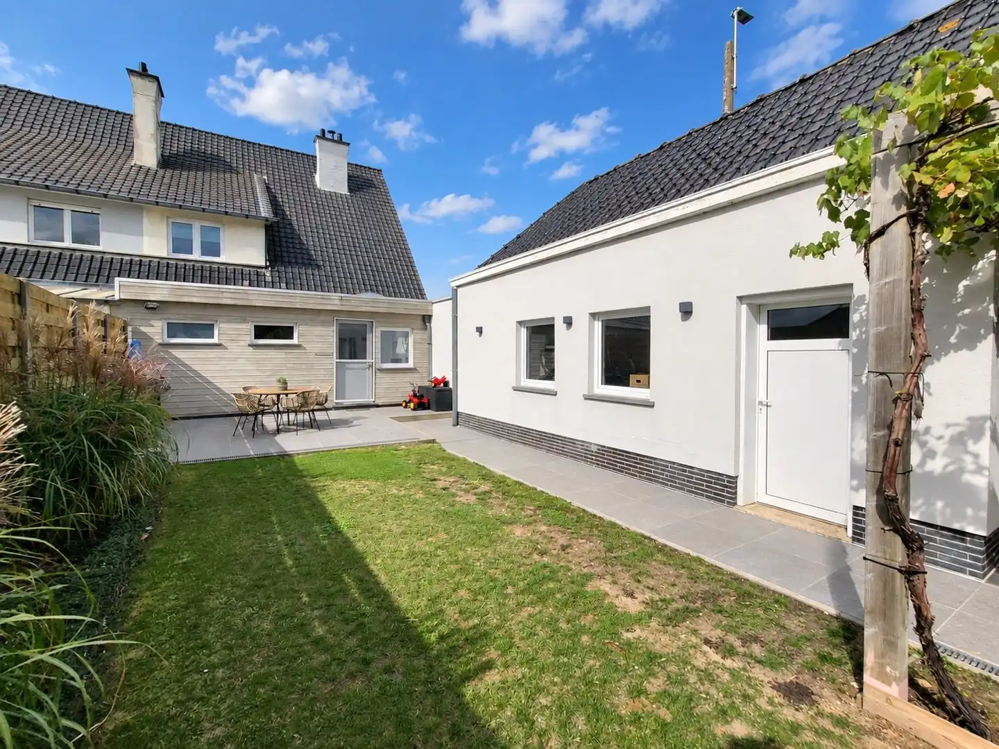 Gerenoveerde woning met garage en zonnige tuin in landelijke omgeving. Topper! foto 2
