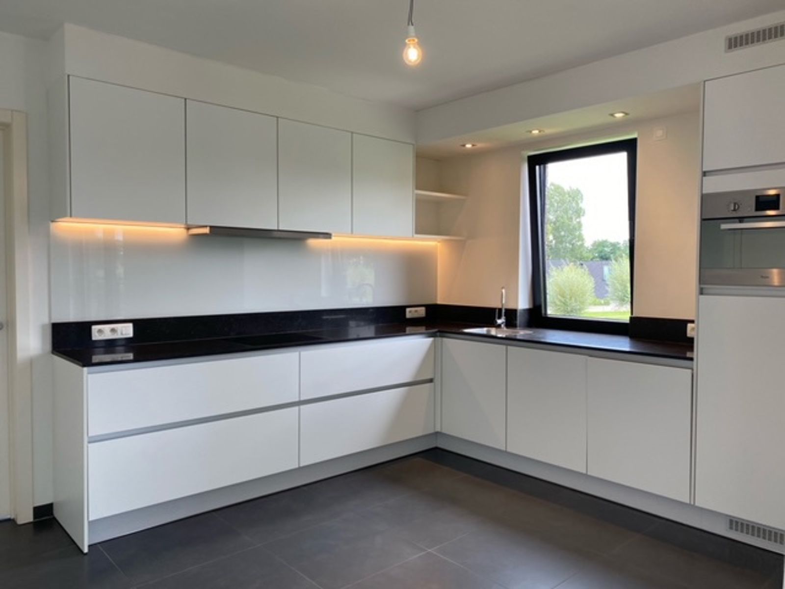 RUIM APPARTEMENT (71,35m2) MET 1 SLK, ONDERGRONDSE AUTOSTANDPLAATS EN KELDERBERGING TE HASSELT foto 3