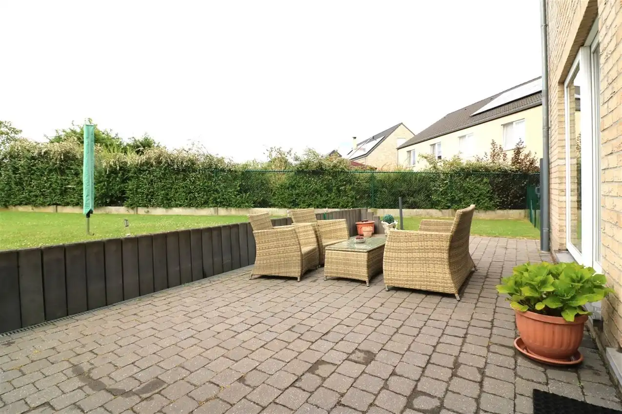 Moderne driegevelwoning met 3 slpk en tuin op rustige locatie foto 2