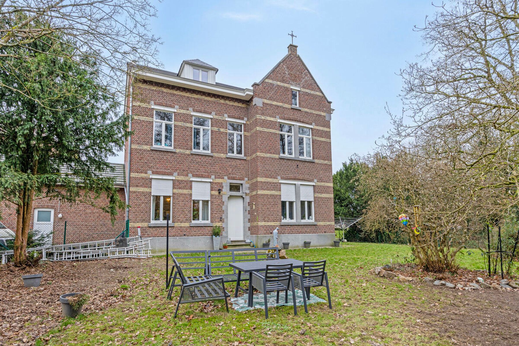 Hoofdfoto van de publicatie: Authentieke pastorie, stijlvol gerenoveerd met comfort