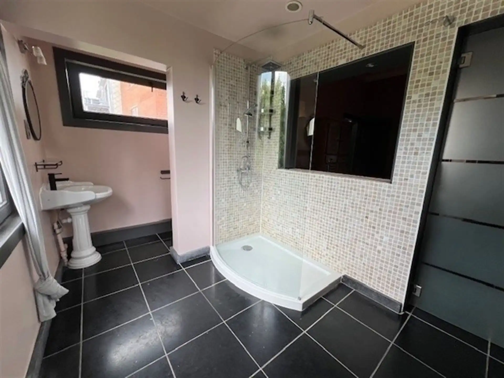 Karakterwoning met 5 slpks, autostaanplaats en grote tuin! foto 9