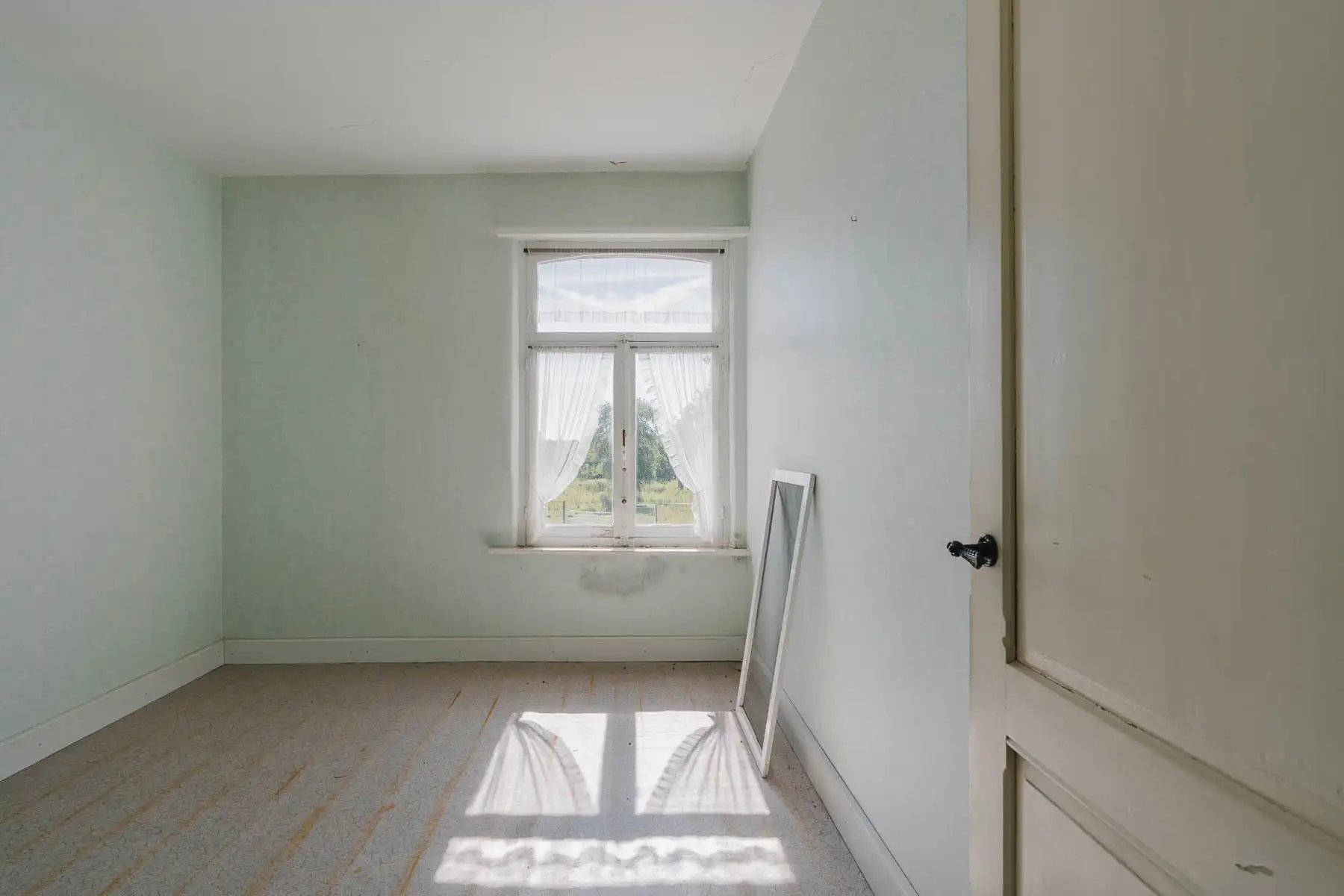 Karaktervolle, te renoveren woning met tal van mogelijkheden foto 14