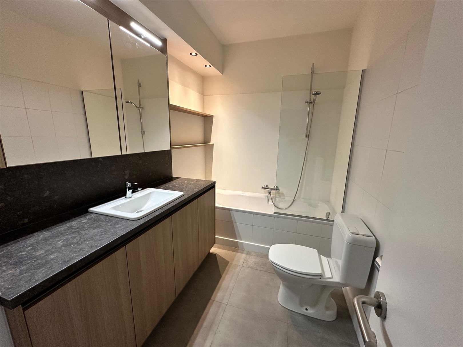 TE HUUR: Duplex-appartement met 2 slaapkamers te Genk! foto 6