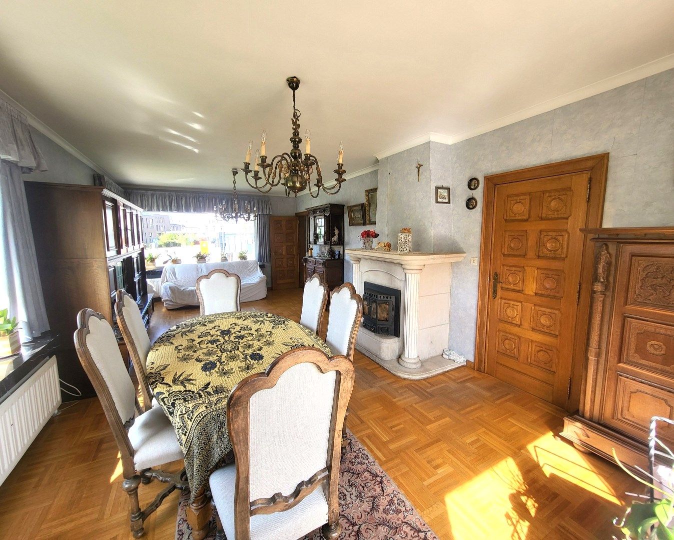Statig gluurt deze villa naar haar omgeving... foto 5