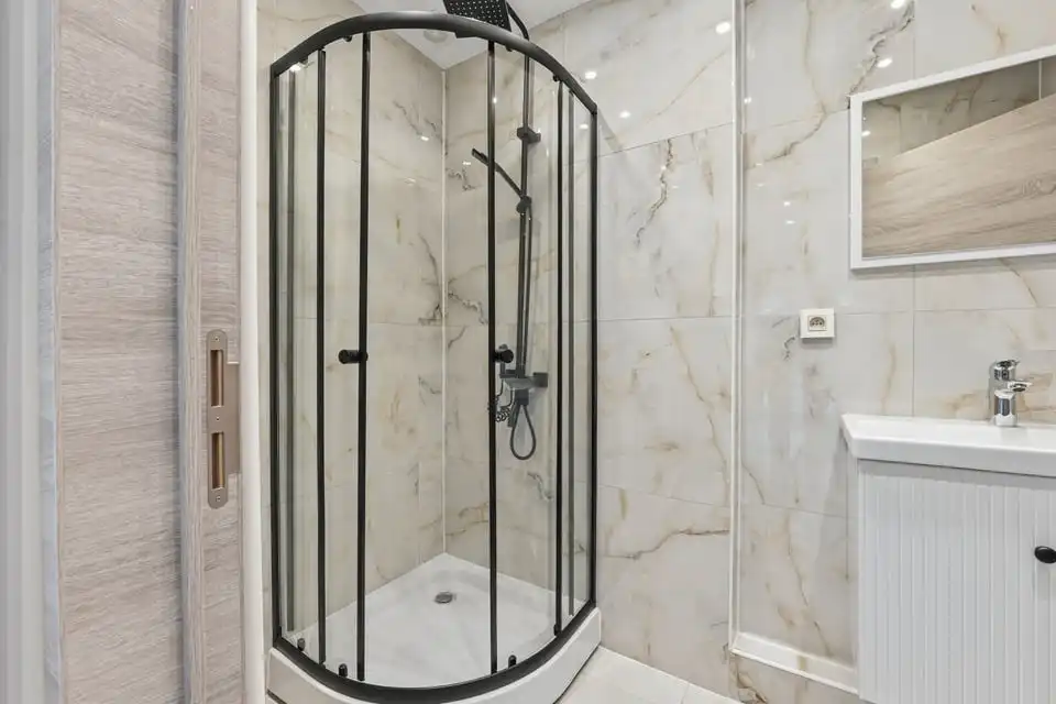 INSTAPKLAAR APPARTEMENT MET 2 SLAAPKAMERS OP TOPLOCATIE - VOLLEDIG GERENOVEERD IN 2025 foto 14