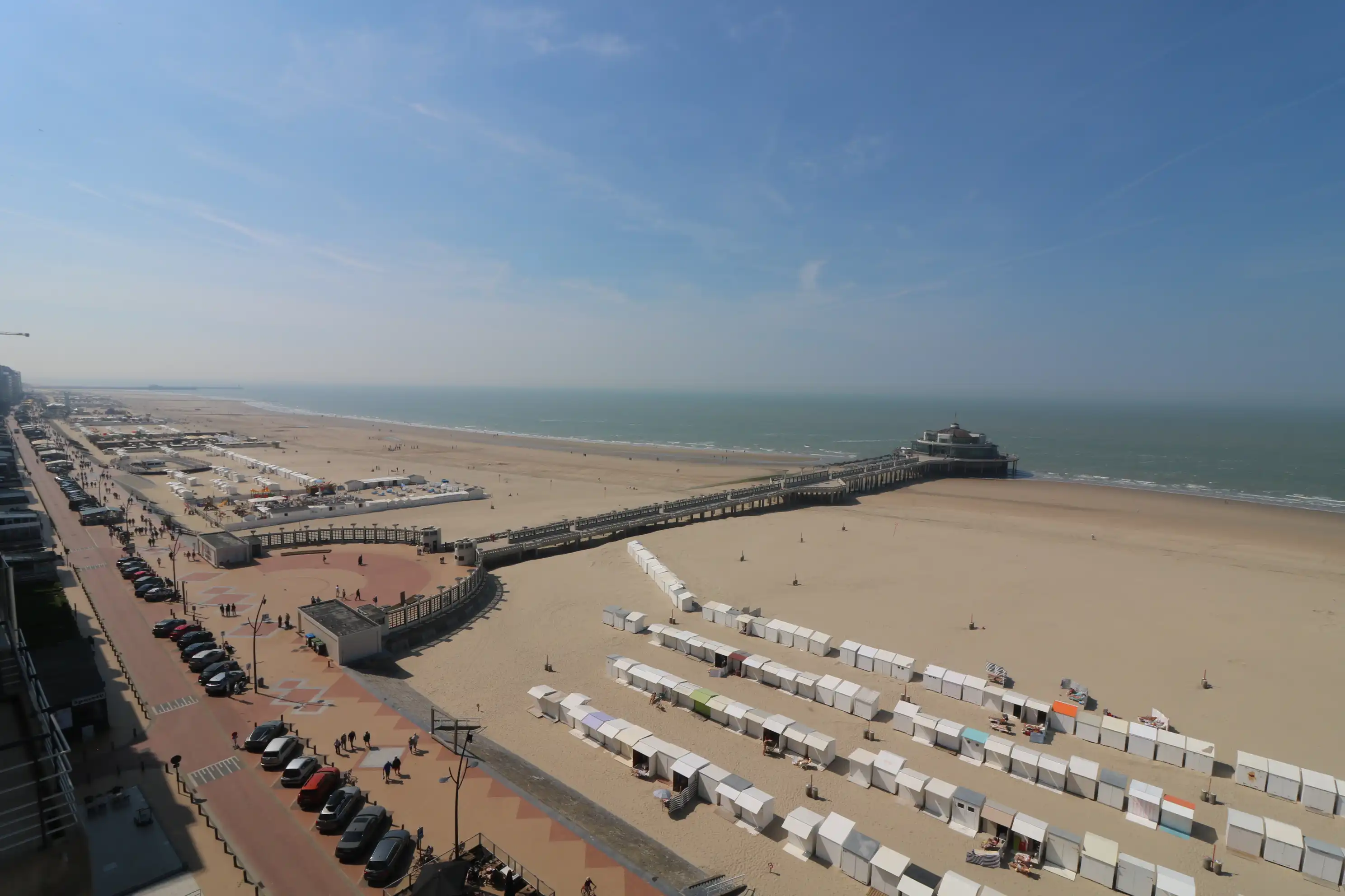 Recent dakappartement met 1 slaapkamer en 2 grote terrassen met prachtige uitzicht op zee, pier, duinen en hinterland. foto 6