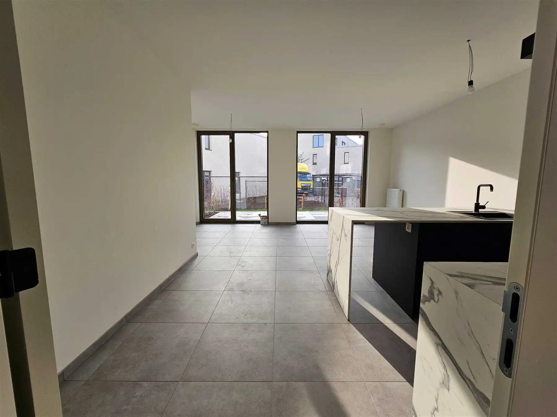 Nieuw gelijkvloersappartement met koer/tuin! foto 2