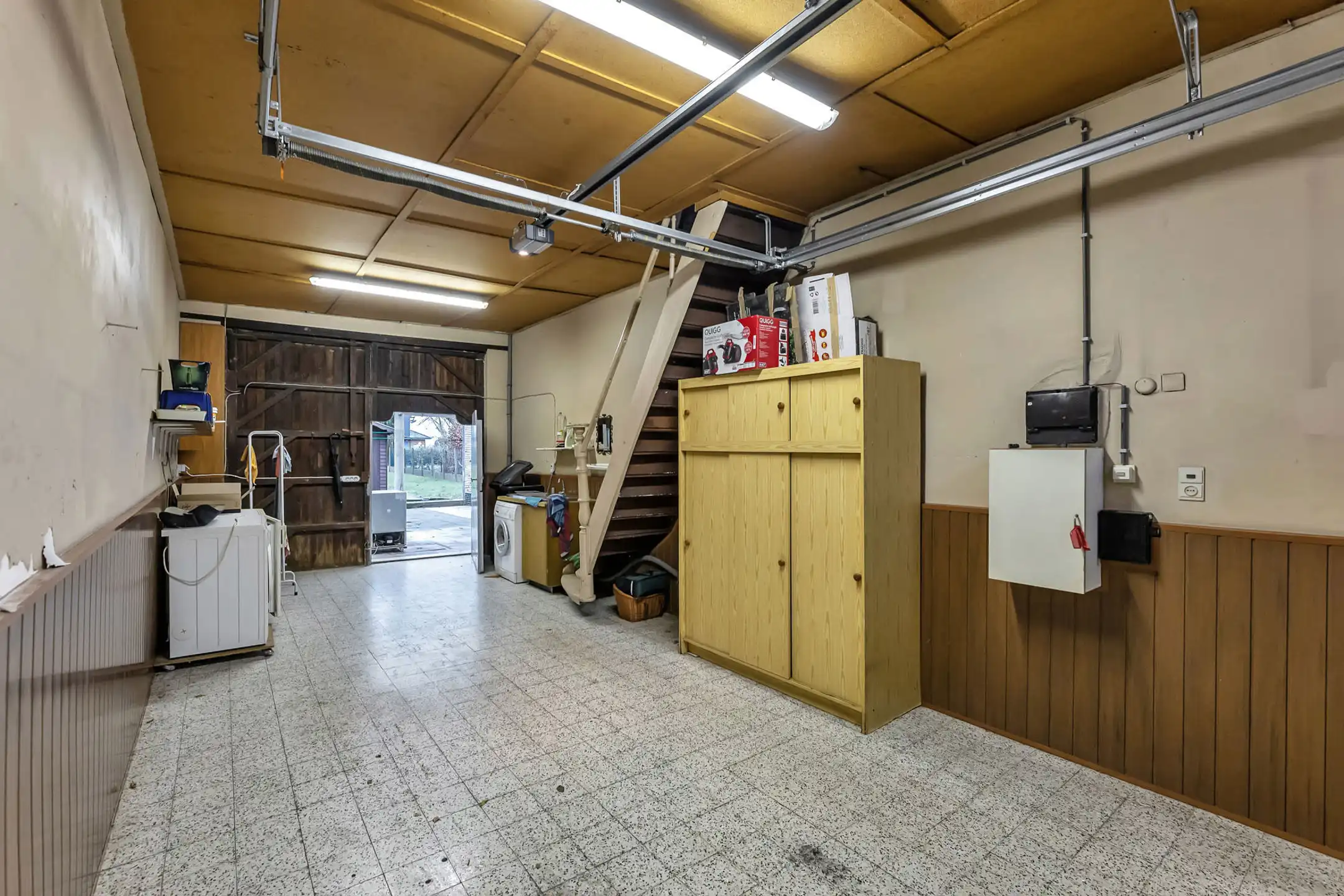 Ruime te renoveren woning met garage en veel potentieel foto 20