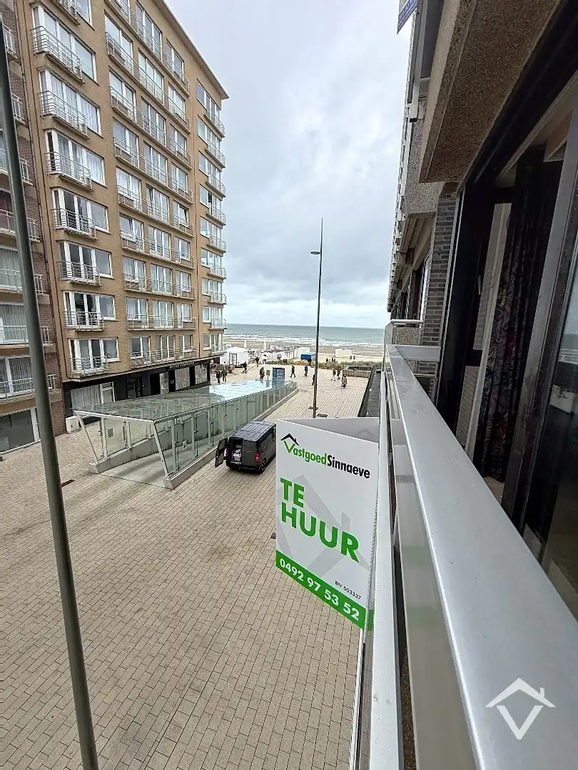 Instapklaar gemeubeld appartement op toplocatie met lateraal zeezicht te Middelkerke foto {{pictureIndex}}