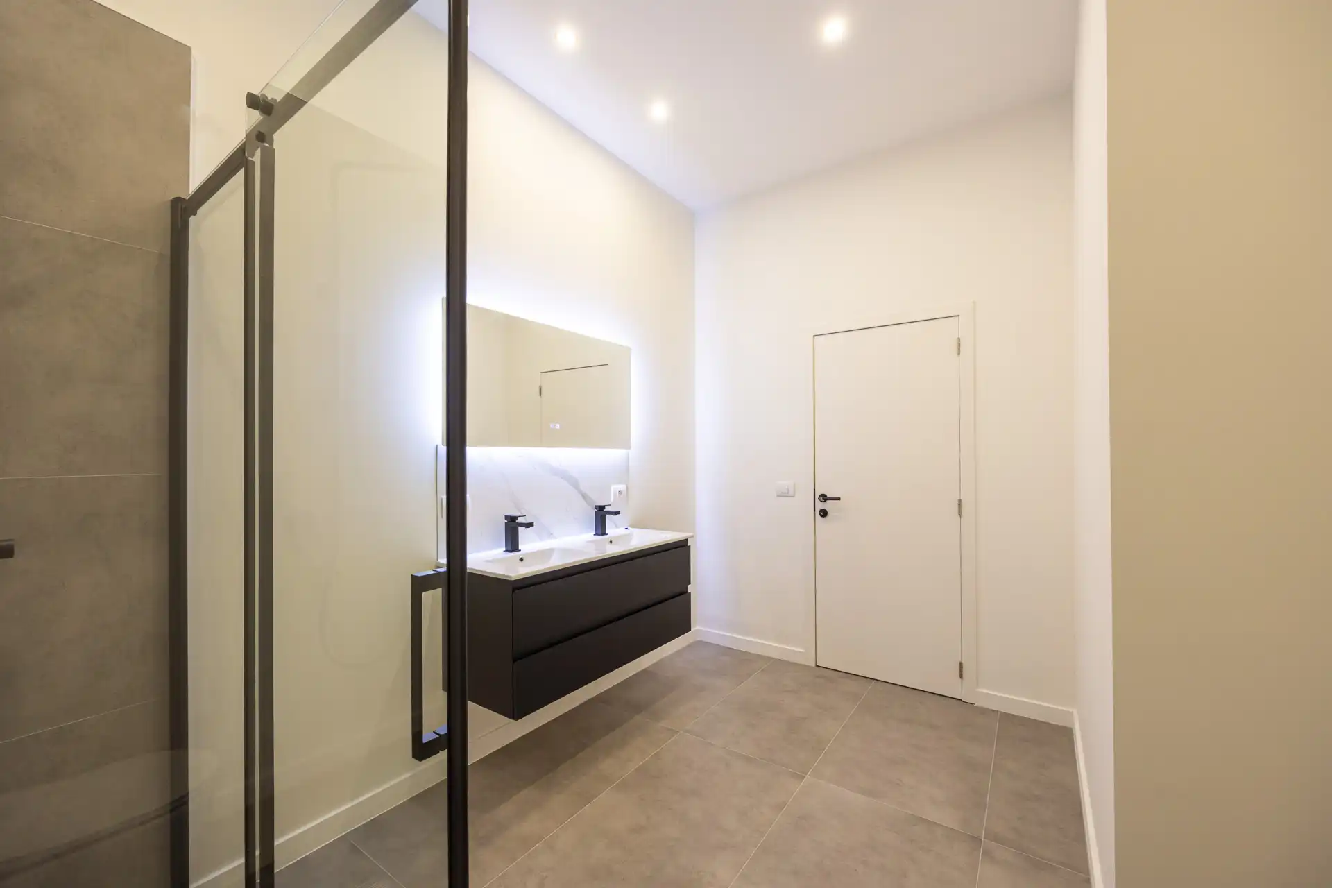 Ruim kwalitatief gerenoveerd 2 slpkappartement met ZW-terras foto 13