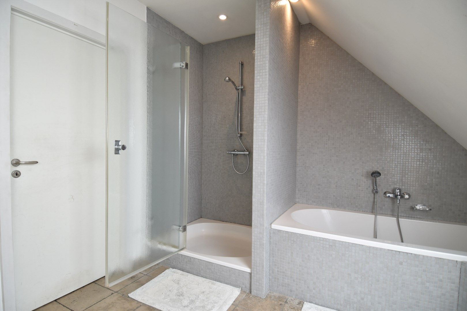 Exclusieve woning met 4 slaapkamers gelegen op een prachtig perceel van bijna 2.400 m² foto 9