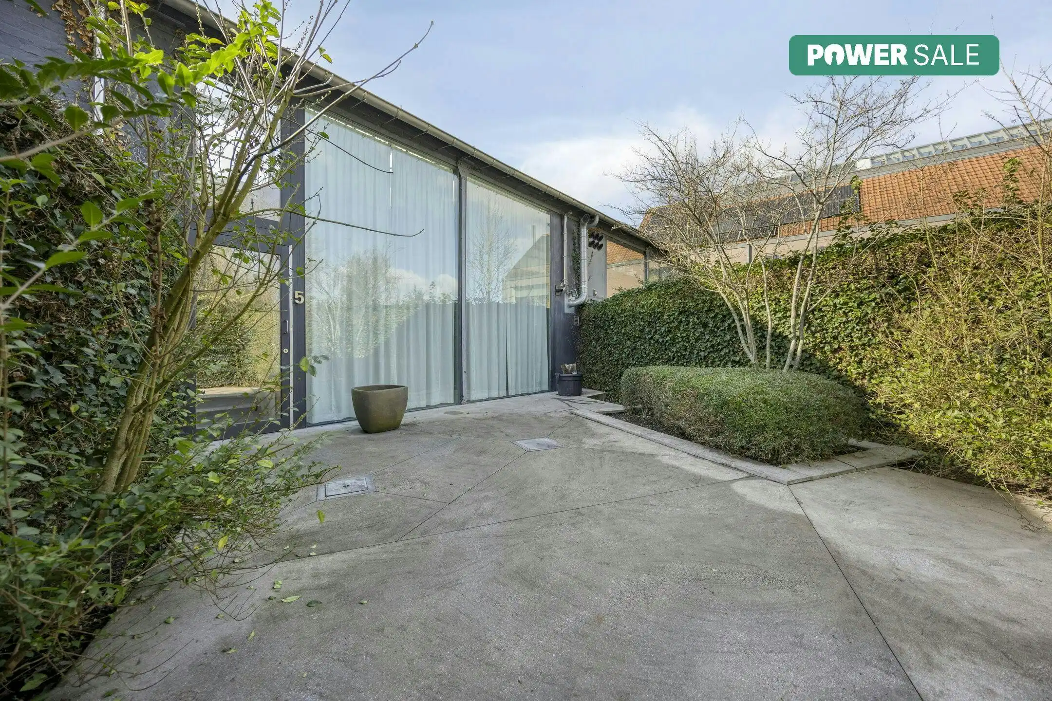 Unieke loft met binnentuin en parking te Sint-Kruis (Brugge) foto {{pictureIndex}}