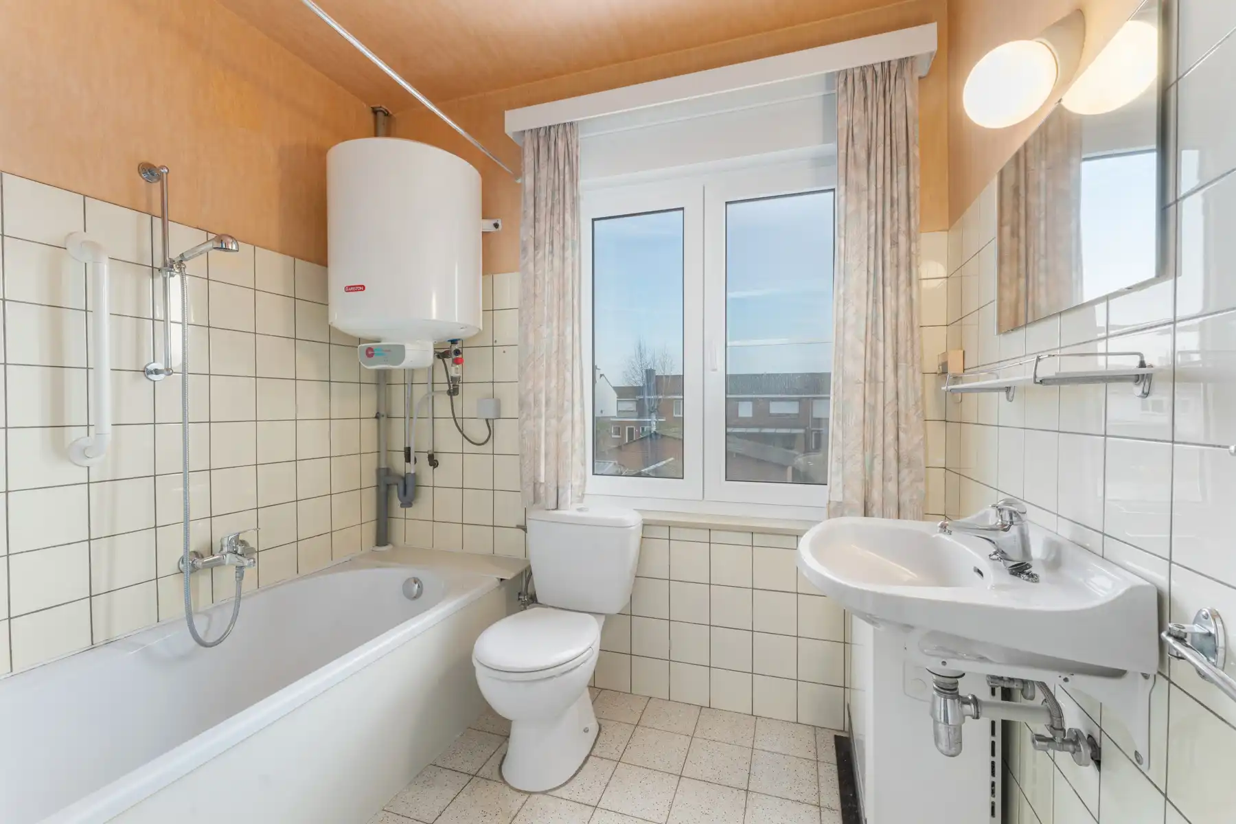 Lichtrijke ruime hoekwoning met 4 slaapkamers, veranda en garage foto 11