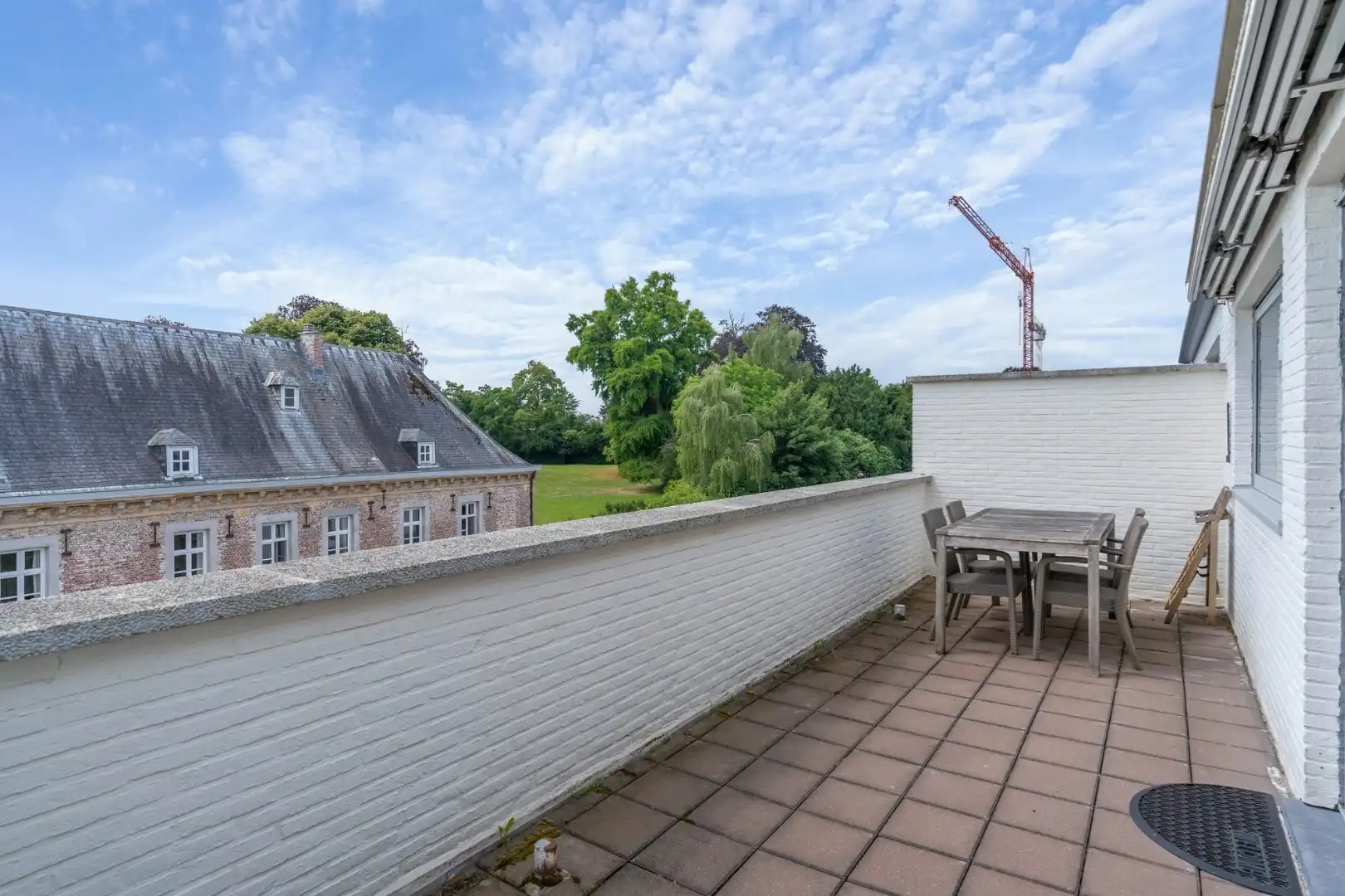 Ruim appartement op de 3° verdieping in hartje Hoeselt, met 3 slaapkamers, garage en prachtig terras met panoramisch uitzicht.  foto 15