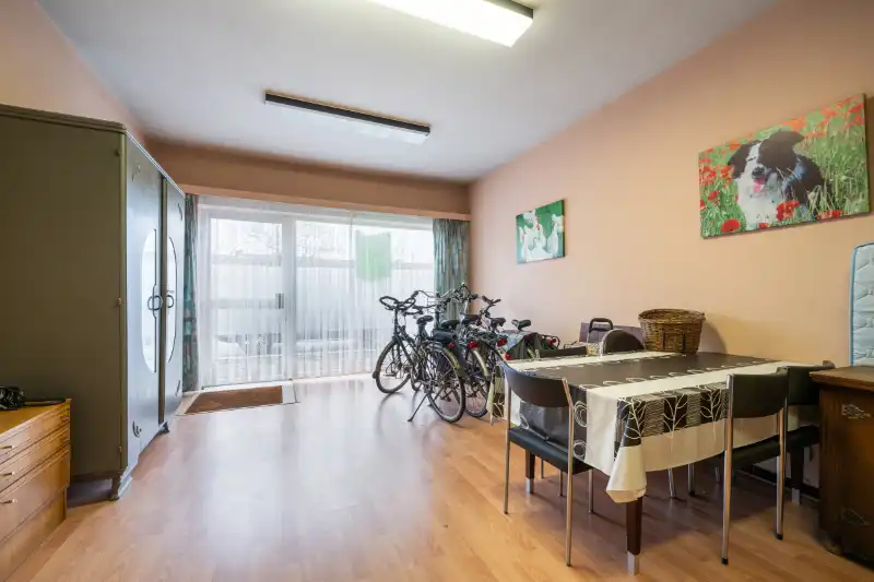 Gelijkvloers appartement met handelsruimte en parking nabij centrum Roeselare foto 13