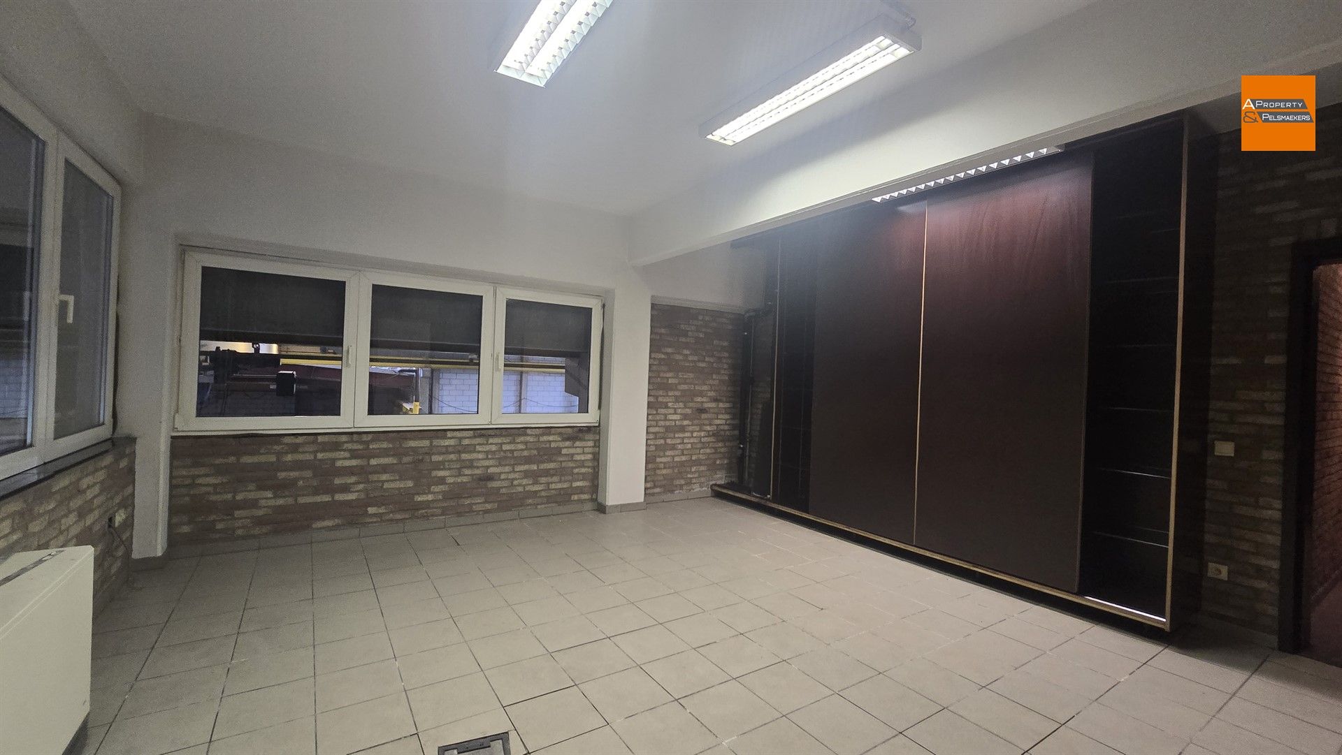 Groot Magazijn/Atelier (1050 m²) met Kantoorruimte (140 m²) te Laken (Mutsaard) foto 29