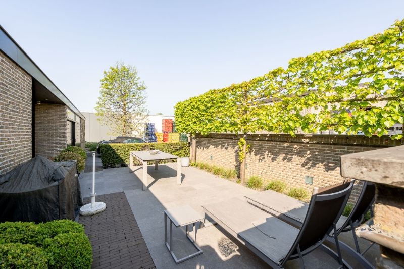 Stijlvolle villa met winkelruimte, parking, loods en handelsfonds op toplocatie foto 16