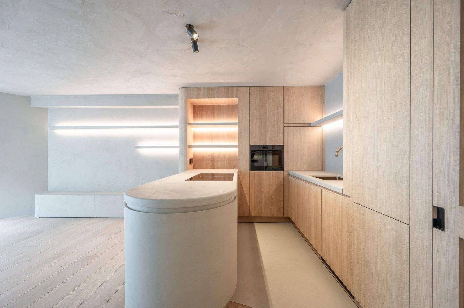 Gerenoveerd appartement met 3 slaapkamers, gelegen nabij de Zeedijk en het Driehoeksplein. foto 6