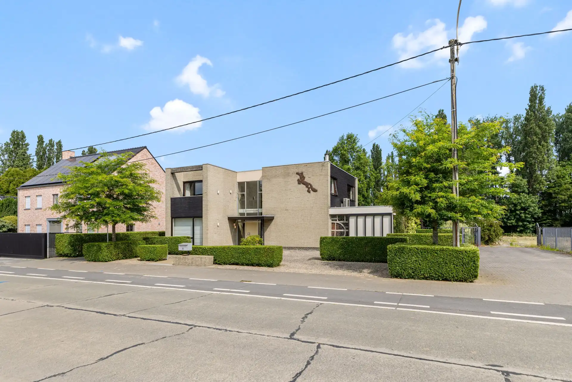Karaktervolle architectenvilla op een royaal perceel van 1.286 m² getekend door architect Piet Pauwels foto {{pictureIndex}}