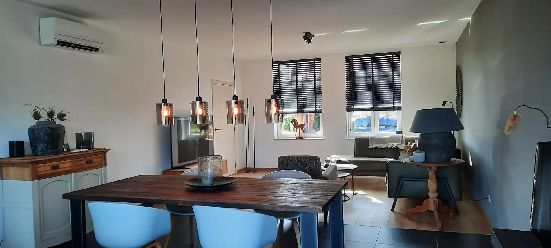 Een zeer goed afgewerkte en verzorgde recente woning, met 3 ruime slaapkamers, carport en fraaie tuin. foto 2