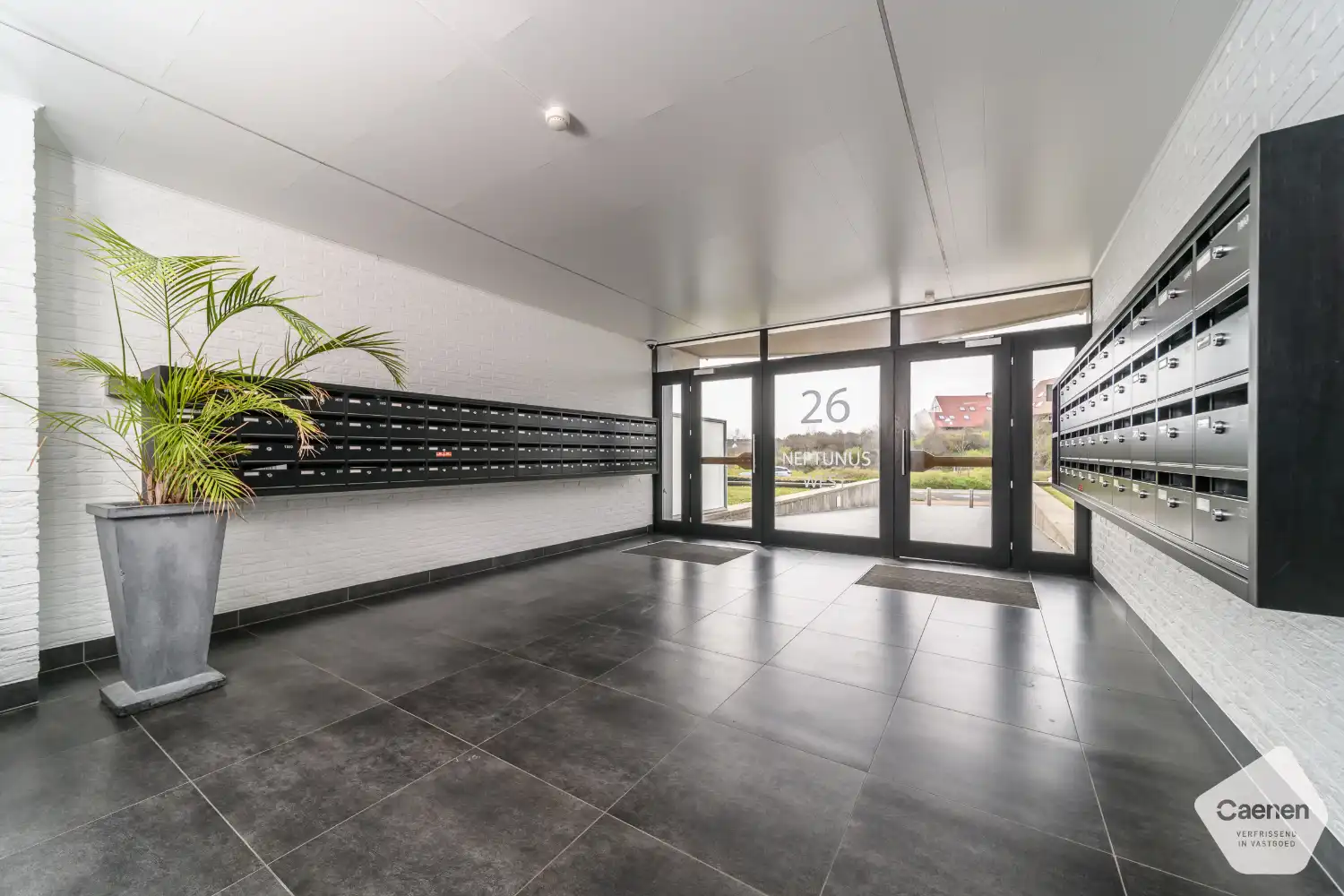 Te renoveren of op te frissen studio met zonnig terras en staanplaats inbegrepen foto 2