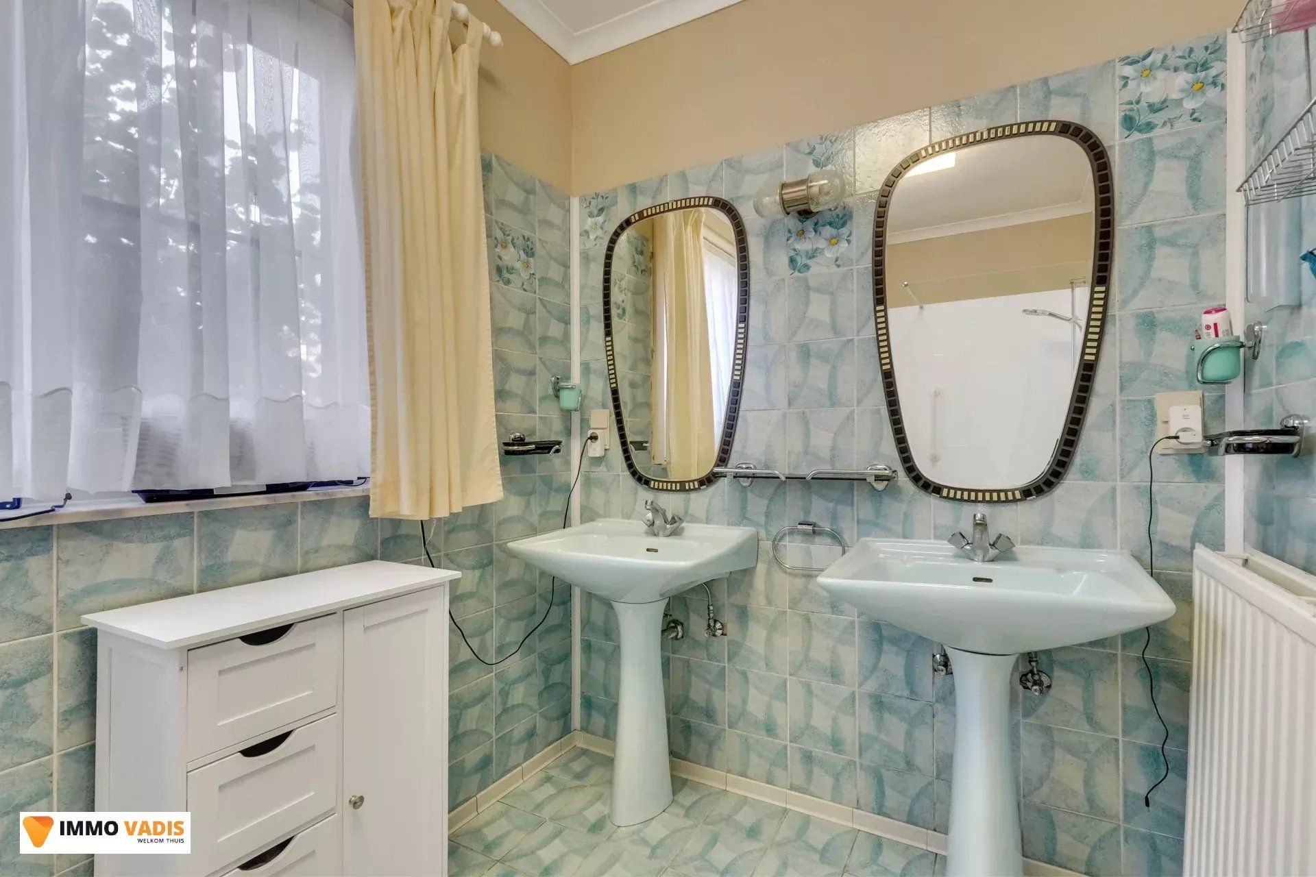 Te koop op lijfrente - Comfortabele villa met drie slaapkamers, twee garages en een magazijn. foto 18