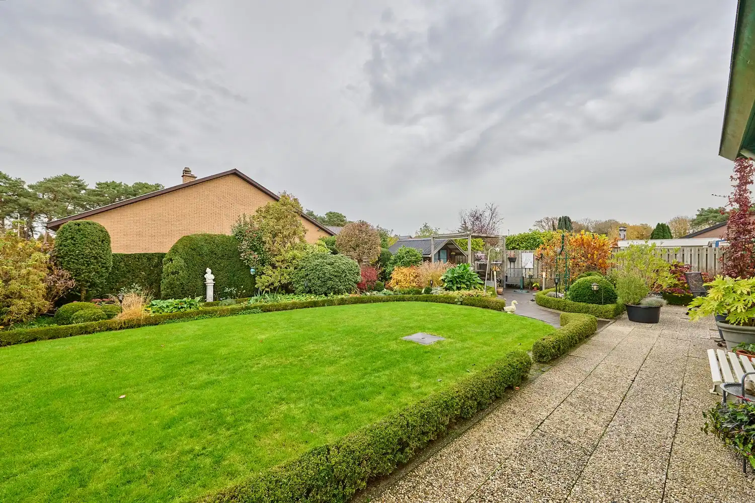 Gezellige en goed onderhouden bungalow met praktische bovenverdieping op fraai aangelegd perceel foto 20