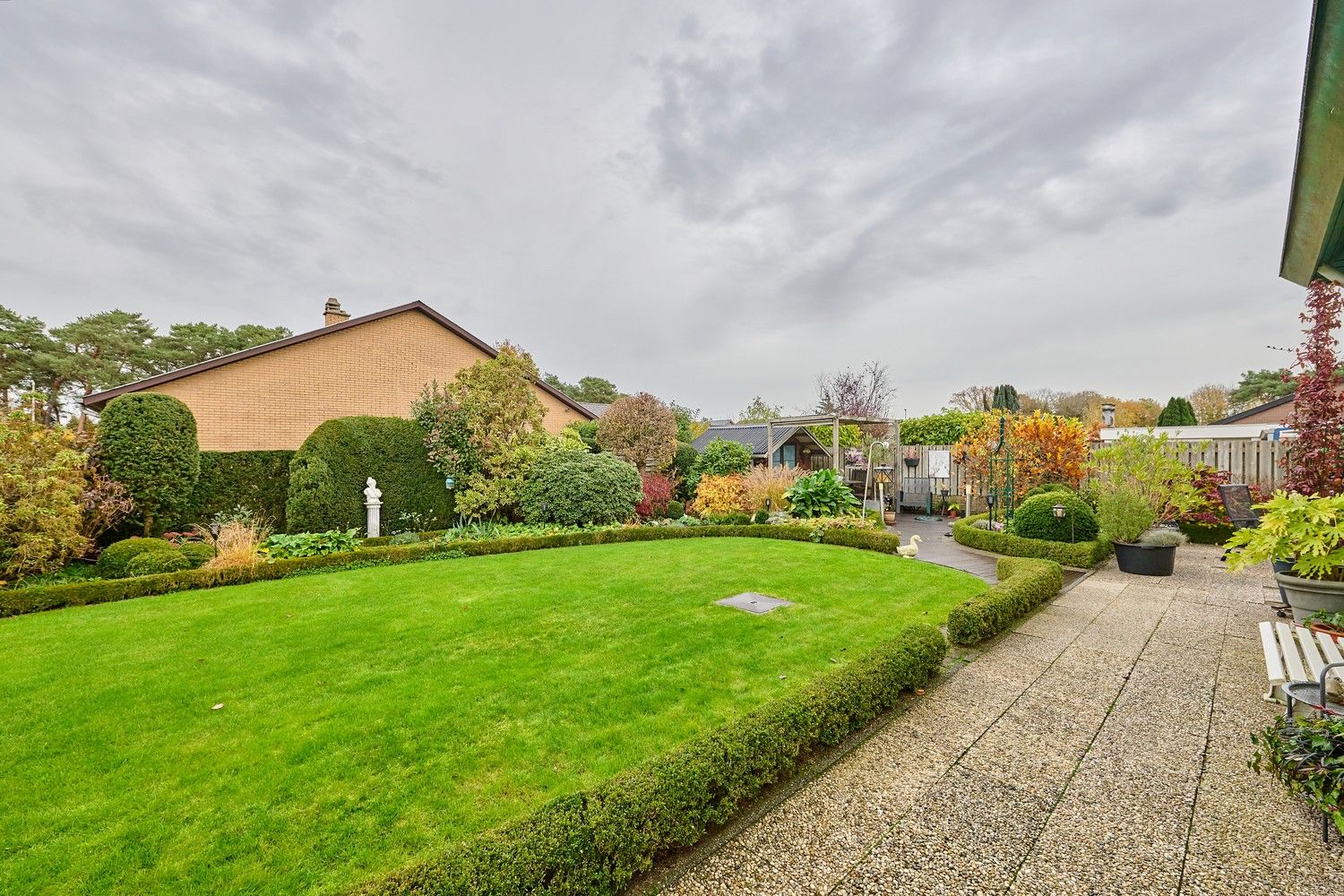 Gezellige en goed onderhouden bungalow met praktische bovenverdieping op fraai aangelegd perceel foto 20